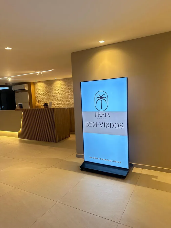Totem digital Expand Mídia instalado em recepção de condomínio